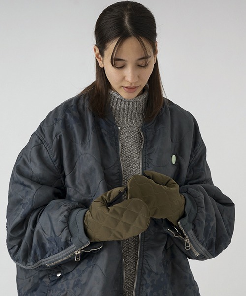 SUBLIME（サブライム）の「【SUBLIME / サブライム】キルティング ミトン グローブ 手袋 キャンプ アウトドア ユニセックス 大人カジュアル（手袋・レディース・グレー/オリーブ/ブラック/モカ・FREE）」の4枚目の写真