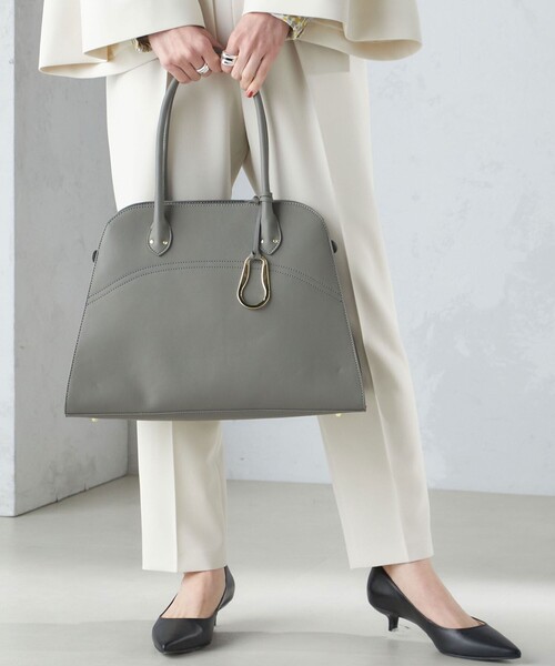 SHIPS（シップス）の「* チャーム付き A4 ビッグ トート 24SS ◇（ビジネスバッグ・レディース・ブラック/ライトグレー/ベージュ/ライトブルー・ONE SIZE）」の3枚目の写真