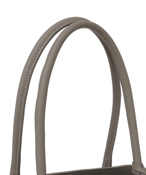 SHIPS（シップス）の「* チャーム付き A4 ビッグ トート 24SS ◇（ビジネスバッグ・レディース・ブラック/ライトグレー/ベージュ/ライトブルー・ONE SIZE）」の10枚目の写真