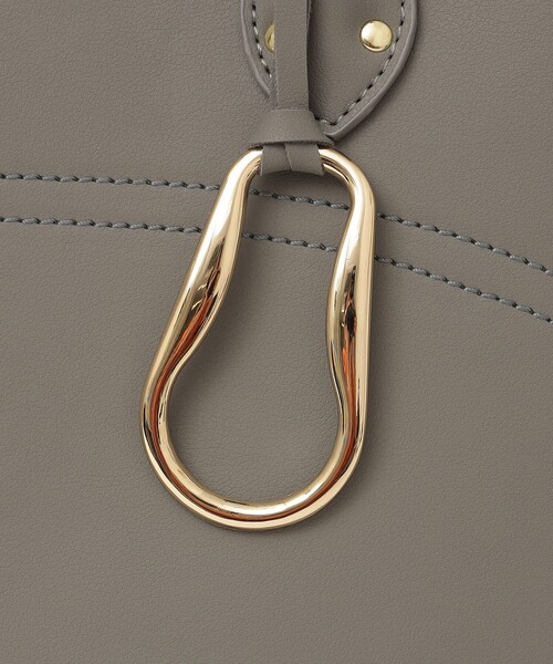 SHIPS（シップス）の「* チャーム付き A4 ビッグ トート 24SS ◇（ビジネスバッグ・レディース・ブラック/ライトグレー/ベージュ/ライトブルー・ONE SIZE）」の11枚目の写真