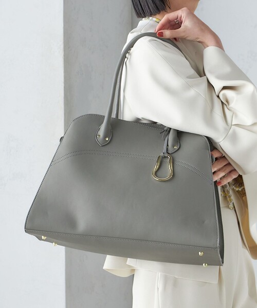 SHIPS（シップス）の「* チャーム付き A4 ビッグ トート 24SS ◇（ビジネスバッグ・レディース・ブラック/ライトグレー/ベージュ/ライトブルー・ONE SIZE）」の16枚目の写真