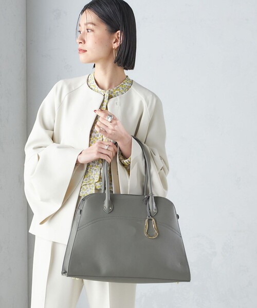 SHIPS（シップス）の「* チャーム付き A4 ビッグ トート 24SS ◇（ビジネスバッグ・レディース・ブラック/ライトグレー/ベージュ/ライトブルー・ONE SIZE）」の17枚目の写真