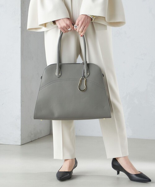 SHIPS（シップス）の「* チャーム付き A4 ビッグ トート 24SS ◇（ビジネスバッグ・レディース・ブラック/ライトグレー/ベージュ/ライトブルー・ONE SIZE）」の21枚目の写真