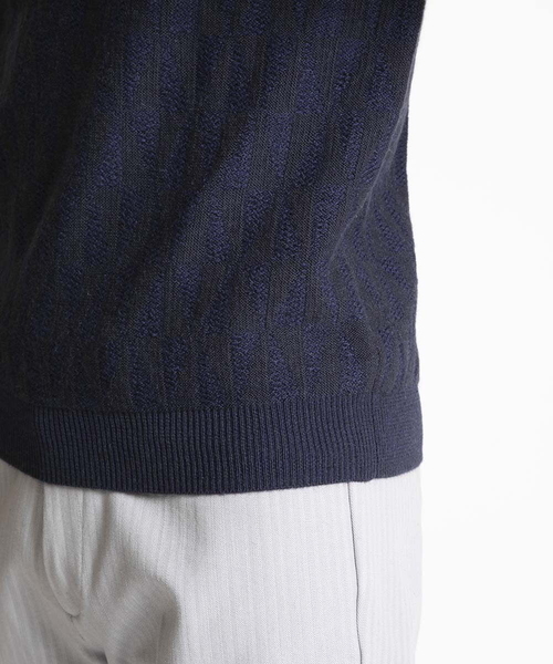 MICHEL KLEIN HOMME (ミッシェルクランオム)の「幾何柄デザインクルーネックニット(ニット/セーター・メンズ・ホワイト/ブルー・MEDIUM/LARGE/X-LARGE)」の4枚目の写真