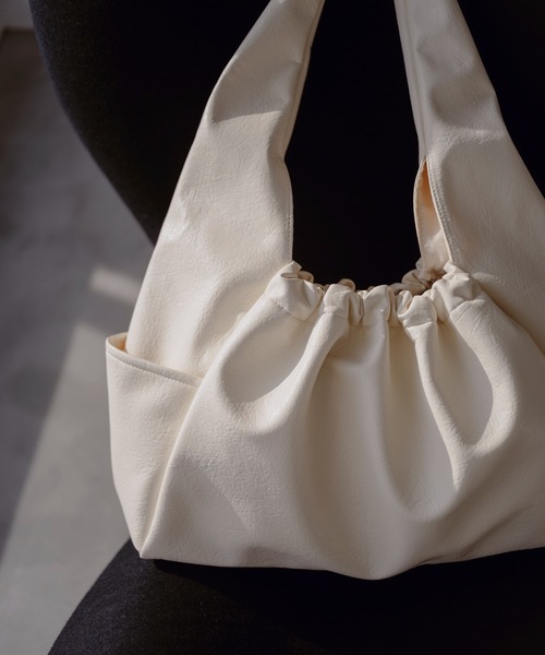 Kastane（カスタネ）の「【2024SS/A4サイズ】BIGショルダーバッグ（ショルダーバッグ・レディース・アイボリー/ブラック・FREE）」の4枚目の写真