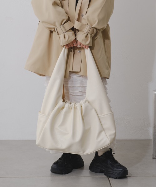 Kastane（カスタネ）の「【2024SS/A4サイズ】BIGショルダーバッグ（ショルダーバッグ・レディース・アイボリー/ブラック・FREE）」の5枚目の写真