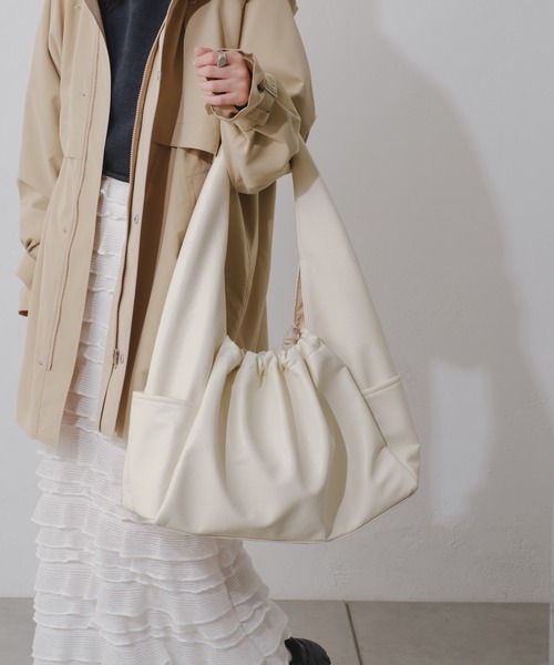 Kastane（カスタネ）の「【2024SS/A4サイズ】BIGショルダーバッグ（ショルダーバッグ・レディース・アイボリー/ブラック・FREE）」の6枚目の写真