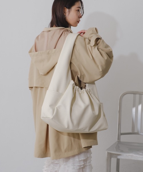 Kastane（カスタネ）の「【2024SS/A4サイズ】BIGショルダーバッグ（ショルダーバッグ・レディース・アイボリー/ブラック・FREE）」の7枚目の写真