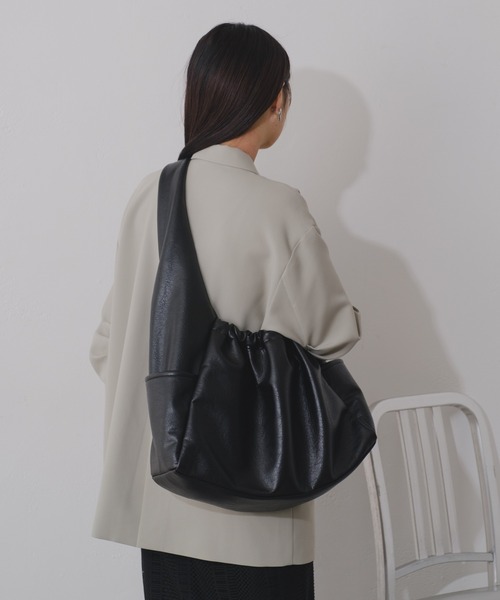 Kastane（カスタネ）の「【2024SS/A4サイズ】BIGショルダーバッグ（ショルダーバッグ・レディース・アイボリー/ブラック・FREE）」の12枚目の写真