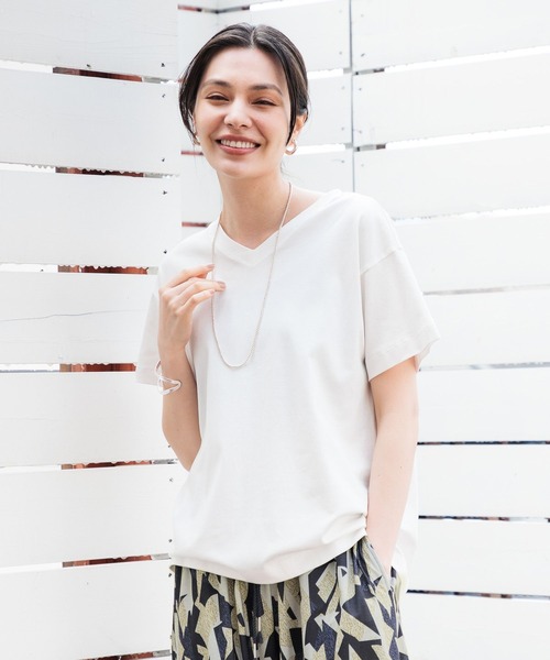 BAYFLOW(ベイフロー)の「VネックシルケットT(Tシャツ/カットソー・レディース・ラベンダー/ブルー/ブラック/オフホワイト/グレイッシュベージュ・X-SMALL/LARGE/MEDIUM/SMALL)」の7枚目の写真