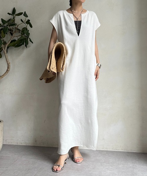 DouDou(ドゥドゥ)の「【一部カラーWEB限定】深Vスウェットワンピース(ワンピース・レディース・ネイビー/ブラウン/ピンク/アイボリー/グレイッシュベージュ/ブラック/オフホワイト/キャメル・FREE/PS)」の2枚目の写真