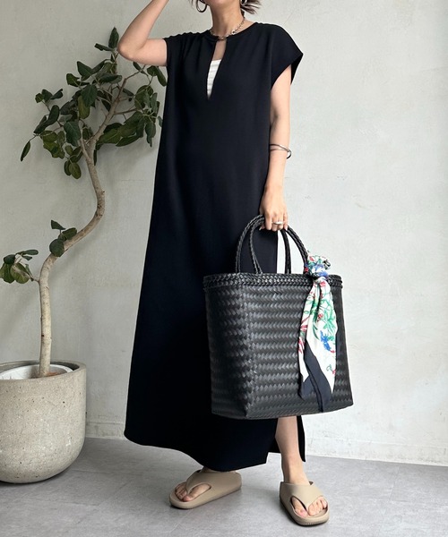 DouDou(ドゥドゥ)の「【一部カラーWEB限定】深Vスウェットワンピース(ワンピース・レディース・ネイビー/ブラウン/ピンク/アイボリー/グレイッシュベージュ/ブラック/オフホワイト/キャメル・FREE/PS)」の4枚目の写真