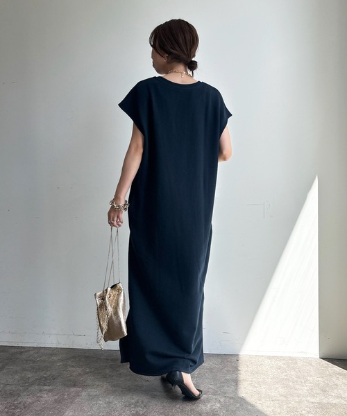 DouDou(ドゥドゥ)の「【一部カラーWEB限定】深Vスウェットワンピース(ワンピース・レディース・ネイビー/ブラウン/ピンク/アイボリー/グレイッシュベージュ/ブラック/オフホワイト/キャメル・FREE/PS)」の15枚目の写真