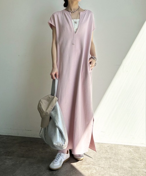 DouDou(ドゥドゥ)の「【一部カラーWEB限定】深Vスウェットワンピース(ワンピース・レディース・ネイビー/ブラウン/ピンク/アイボリー/グレイッシュベージュ/ブラック/オフホワイト/キャメル・FREE/PS)」の18枚目の写真