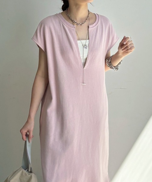 DouDou(ドゥドゥ)の「【一部カラーWEB限定】深Vスウェットワンピース(ワンピース・レディース・ネイビー/ブラウン/ピンク/アイボリー/グレイッシュベージュ/ブラック/オフホワイト/キャメル・FREE/PS)」の22枚目の写真