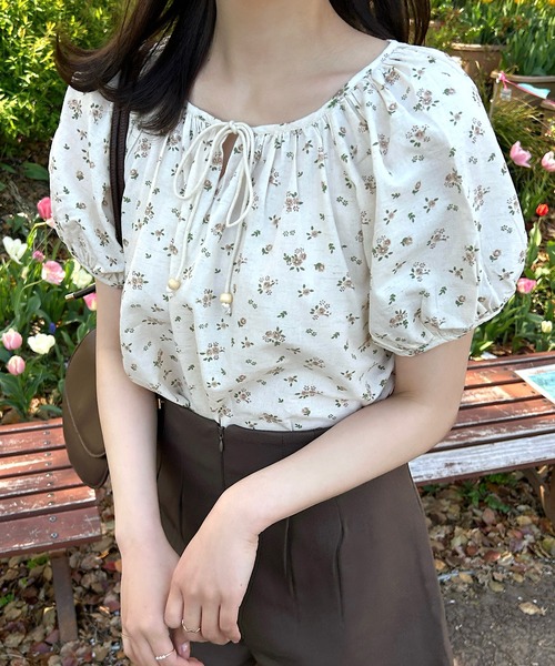 Cham.（チャム）の「2way花柄リボントップス（シャツ/ブラウス・レディース・ベージュ/ブルー・F）」の2枚目の写真