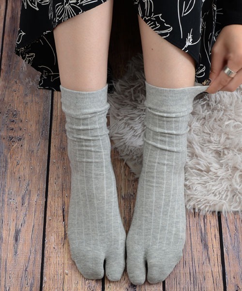 VIBGYOR Women（ヴィブジョー　ウィメン）の「【float】ベーシック リブ クルー丈 2本指/足袋ソックス（ソックス/靴下・レディース・チャコール/ブラック/オフホワイト/グレー・FREE）」の10枚目の写真