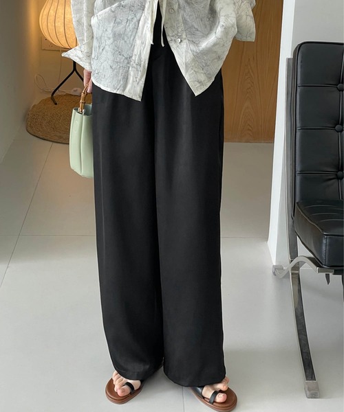 OSYAREVO(オシャレボ)の「サテン パンツ スラックス(スラックス・レディース・マスタード/オフホワイト/ブラック・LARGE/MEDIUM)」の3枚目の写真