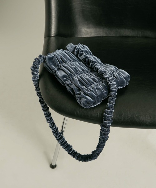 KBF(ケイビーエフ)の「ギャザーデザインベロアBAG(ショルダーバッグ・レディース・グレー系その他/ベージュ/ブラウン・ONE)」の2枚目の写真