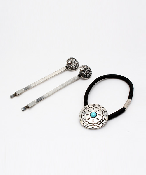 AZUL by moussy（アズールバイマウジー）の「コンチョヘアピン&ヘアゴムSET(CARD)（ヘアゴム・レディース・シルバー/ゴールド系その他・FREE）」の2枚目の写真