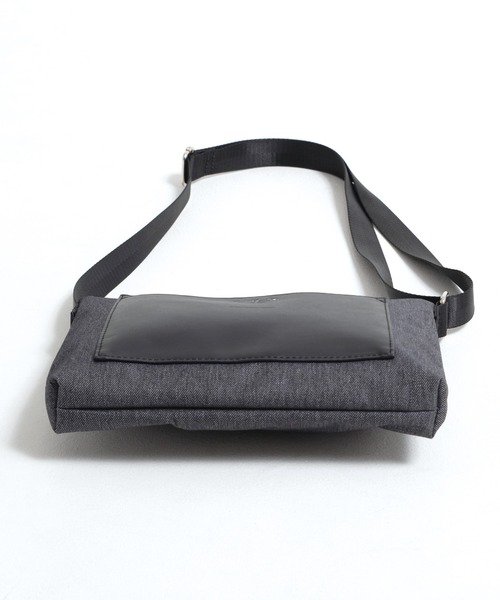 Arnold Palmer（アーノルドパーマー）の「デニムルック ショルダーバッグ（ショルダーバッグ・メンズ・ブラック/ネイビー/ブラウン・F）」の4枚目の写真