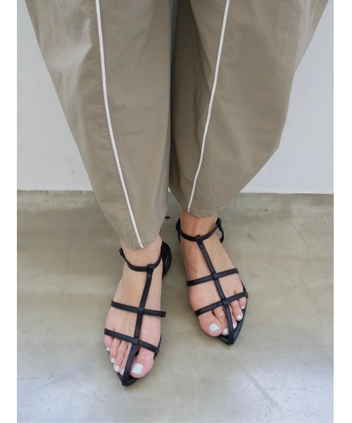 TRUNC(トランクエイティーエイト)の「Line Strap Flat Sandals Ⅱ(サンダル・レディース・ブラック/アイボリー・MEDIUM/SMALL/LARGE)」の3枚目の写真