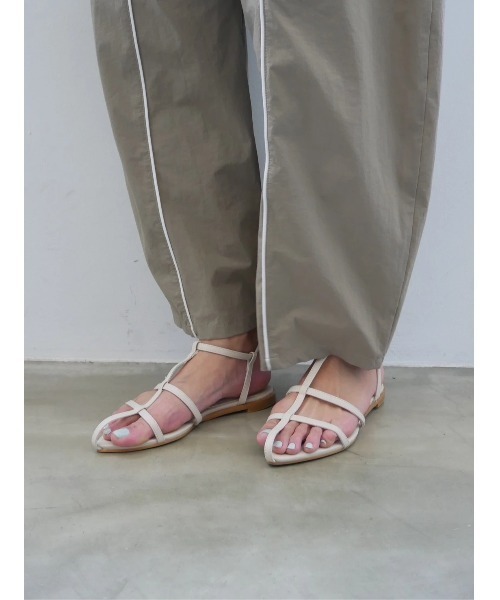 TRUNC(トランクエイティーエイト)の「Line Strap Flat Sandals Ⅱ(サンダル・レディース・ブラック/アイボリー・MEDIUM/SMALL/LARGE)」の15枚目の写真