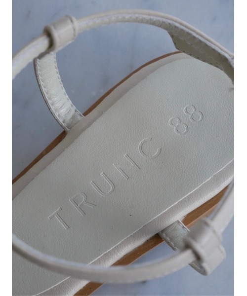 TRUNC(トランクエイティーエイト)の「Line Strap Flat Sandals Ⅱ(サンダル・レディース・ブラック/アイボリー・MEDIUM/SMALL/LARGE)」の17枚目の写真