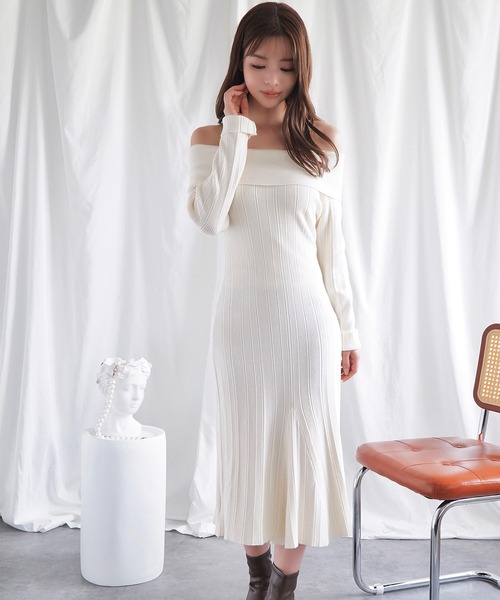 Jasmine Grandiflorum(ジャスミングランディフローラム)の「【Jasmine】オフショルロングニットワンピース(ワンピース・レディース・ブラック/ライトベージュ/ブルー・FREE)」の6枚目の写真
