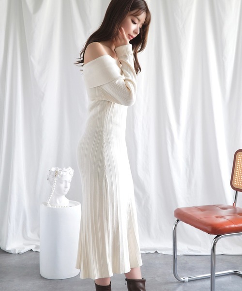 Jasmine Grandiflorum(ジャスミングランディフローラム)の「【Jasmine】オフショルロングニットワンピース(ワンピース・レディース・ブラック/ライトベージュ/ブルー・FREE)」の16枚目の写真
