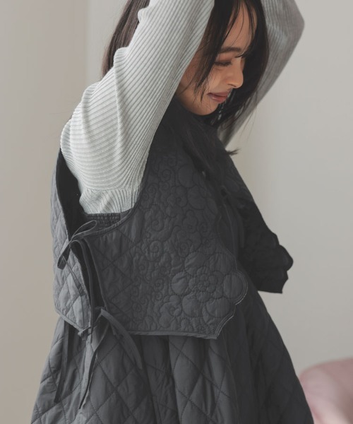 DONOBAN(ドノバン)の「フラワーキルティングベスト(ベスト・レディース・ホワイト/ブラック/グレー・ONESIZE)」の5枚目の写真