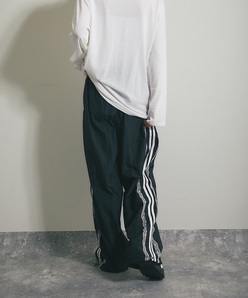ANOTHER S（アナザーエス）の「サイドラインナイロンパンツ（カーゴパンツ・レディース・ブラック・FREE）」の3枚目の写真