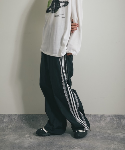 ANOTHER S（アナザーエス）の「サイドラインナイロンパンツ（カーゴパンツ・レディース・ブラック・FREE）」の2枚目の写真