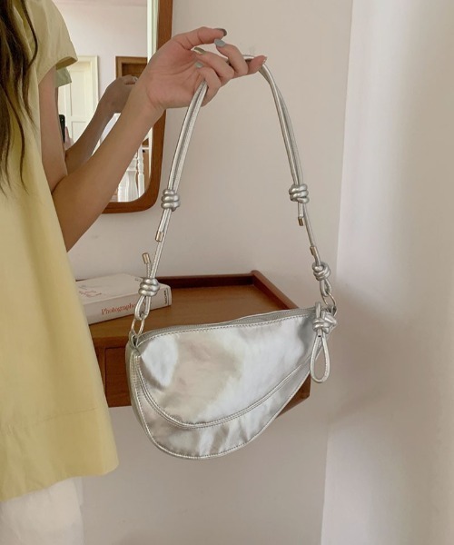 Per sist ence(パーシエンス)の「フェイクレザーハーフムーンバッグ(ショルダーバッグ・レディース・レッド/ブラック/シルバー/ホワイト・FREE)」の4枚目の写真