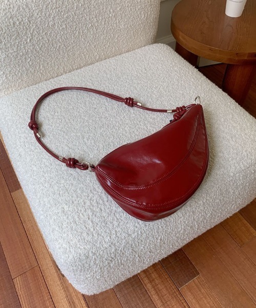 Per sist ence(パーシエンス)の「フェイクレザーハーフムーンバッグ(ショルダーバッグ・レディース・レッド/ブラック/シルバー/ホワイト・FREE)」の17枚目の写真