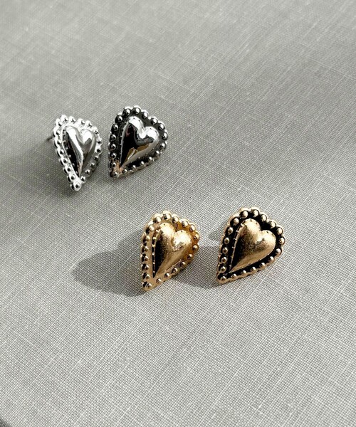 fredy emue（フレディエミュ）の「ヴィンテージ風ハートピアス（ピアス（両耳用）・レディース・シルバー/ゴールド・FREE）」の2枚目の写真