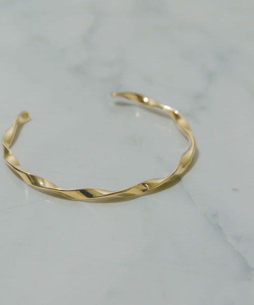 SMELLY(スメリー)の「ステンレスツイストバングル(ブレスレット・レディース・ゴールド・-)」の3枚目の写真