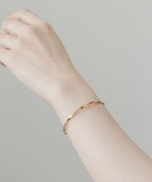 SMELLY(スメリー)の「ステンレスツイストバングル(ブレスレット・レディース・ゴールド・-)」の5枚目の写真