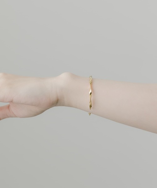 SMELLY(スメリー)の「ステンレスツイストバングル(ブレスレット・レディース・ゴールド・-)」の6枚目の写真