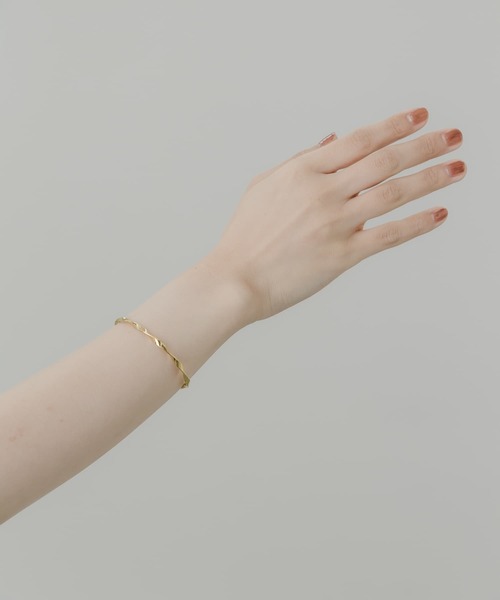 SMELLY(スメリー)の「ステンレスツイストバングル(ブレスレット・レディース・ゴールド・-)」の7枚目の写真