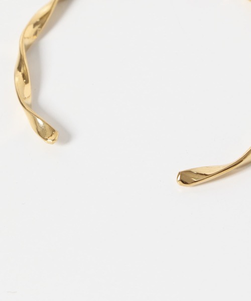 SMELLY(スメリー)の「ステンレスツイストバングル(ブレスレット・レディース・ゴールド・-)」の9枚目の写真