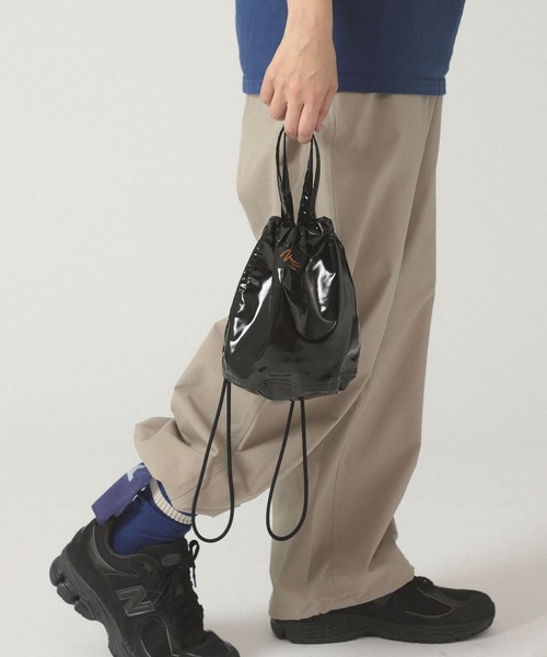 BEAMS BOY（ビームスボーイ）の「【別注】NAPRON / エナメル ミニ ペイシェント バッグ（トートバッグ・レディース・レッド/ブルー/ブラック・ONE SIZE）」の2枚目の写真