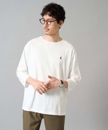 a.v.v（アーヴェヴェ）の「【毛玉になりにくい】エッフェル塔刺繍ボートネックカットソー（Tシャツ/カットソー・メンズ）」