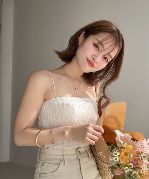 KOBE LETTUCE（コウベレタス）の「[ yuri.さんコラボ ]選べる2丈カップ付きキャミソール（キャミソール・レディース・アイボリー/ベージュ系/ブラック系/ブラウン/ブラック/ライトブルー/ブラウン系・M-Long/M-Short）」の2枚目の写真