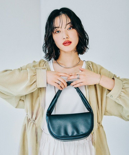 LEPSIM(レプシィム)の「ハーフラウンドハンドバッグ 322103(ハンドバッグ・レディース・ベージュ/ブラック・ONE SIZE)」の4枚目の写真