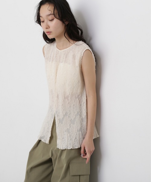 N.(N. Natural Beauty Basic)(エヌエヌナチュラルビューティーベーシック)の「スプリットヘムプリーツブラウス(シャツ/ブラウス・レディース・オフホワイト/ブラック・MEDIUM)」の2枚目の写真
