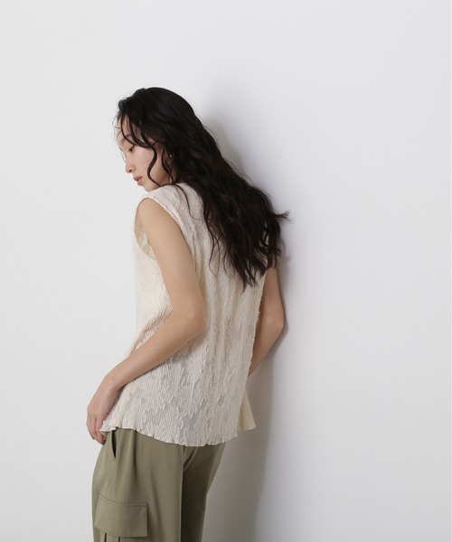 N.(N. Natural Beauty Basic)(エヌエヌナチュラルビューティーベーシック)の「スプリットヘムプリーツブラウス(シャツ/ブラウス・レディース・オフホワイト/ブラック・MEDIUM)」の4枚目の写真