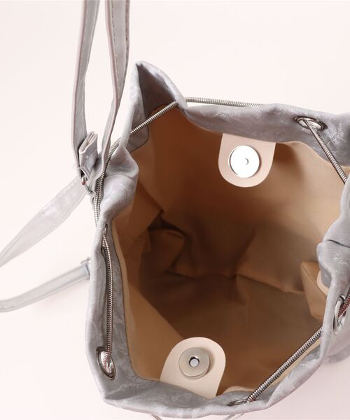 TONE SELECT GOODS(トーンセレクトグッズ)の「urbanfemine./2way バタフライショルダーバッグ・リュック U7482(ショルダーバッグ・レディース・ホワイト/ブラック/シルバー/グリーン・FREE)」の18枚目の写真