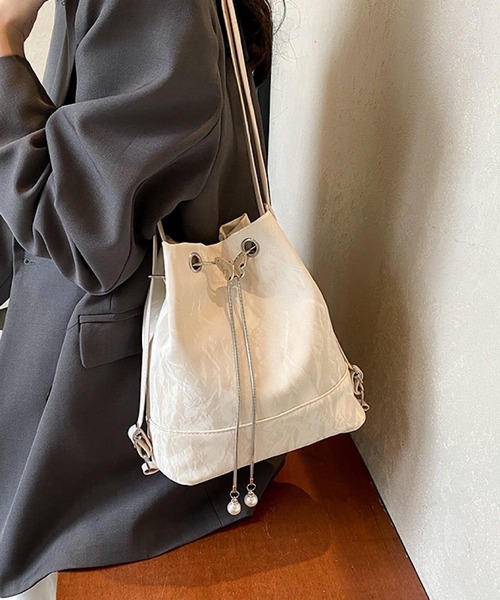 TONE SELECT GOODS(トーンセレクトグッズ)の「urbanfemine./2way バタフライショルダーバッグ・リュック U7482(ショルダーバッグ・レディース・ホワイト/ブラック/シルバー/グリーン・FREE)」の2枚目の写真
