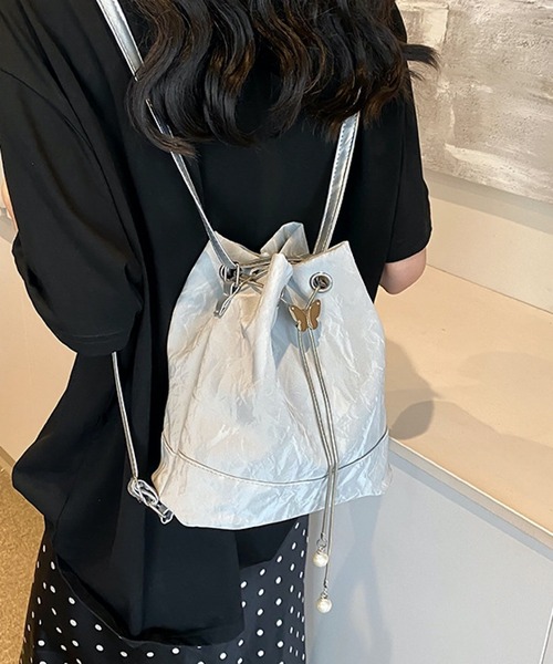 TONE SELECT GOODS(トーンセレクトグッズ)の「urbanfemine./2way バタフライショルダーバッグ・リュック U7482(ショルダーバッグ・レディース・ホワイト/ブラック/シルバー/グリーン・FREE)」の4枚目の写真